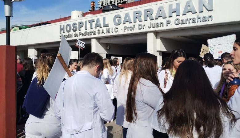 Profesionales del Garrahan paran y exigen la aplicación de la Ley de Emergencia Pediátrica