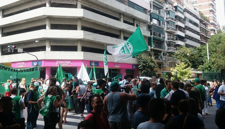 Trabajadores de hospitales porteños realizan una jornada de protesta contra el ajuste en Salud