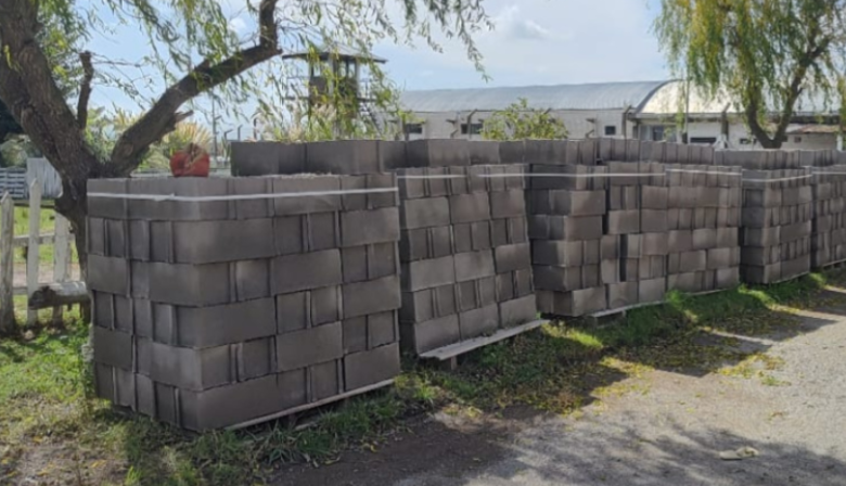 Trabajo solidario en la cárcel de Sierra Chica: producen bloques de concreto para instituciones locales