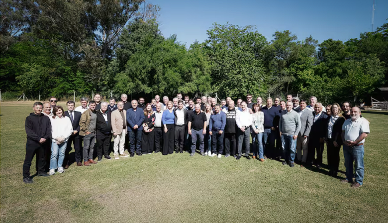Kicillof recibió el respaldo de intendentes de “Derecho al futuro” tras las elecciones