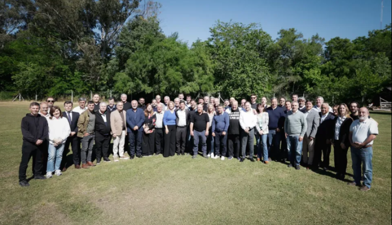 Intendentes dicen que Kicillof será "protagonista de la reconstrucción" y advierten que "no alcanza con el peronismo"