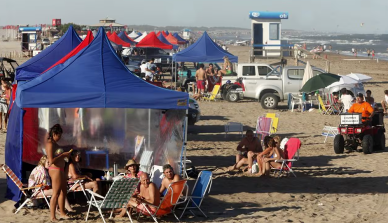 Monte Hermoso prohibió el uso de gazebos en la zona de baño de sus playas