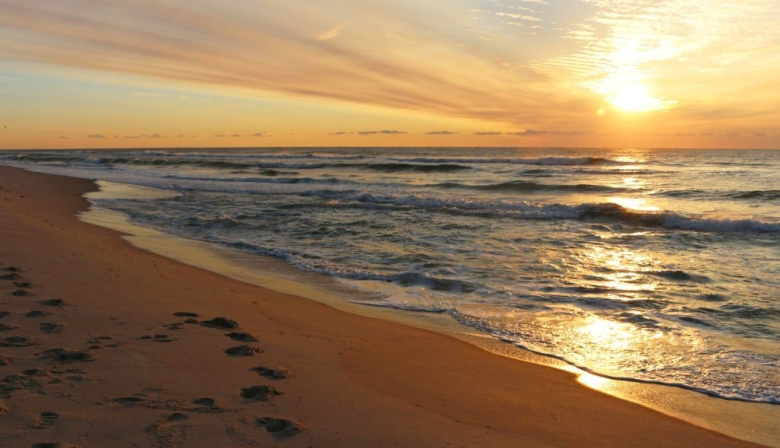 Reta, la joya de Tres Arroyos: playas vírgenes y un túnel único en el país que atraviesa las dunas