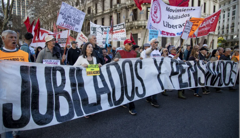 Jubilados entregarán miles de firmas en el Congreso y la Casa Rosada contra el ajuste
