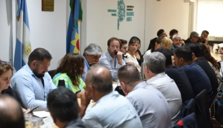 "Sin leyes no hay vida": Axel Kicillof se endurece y lleva a la paritaria la presión por el endeudamiento