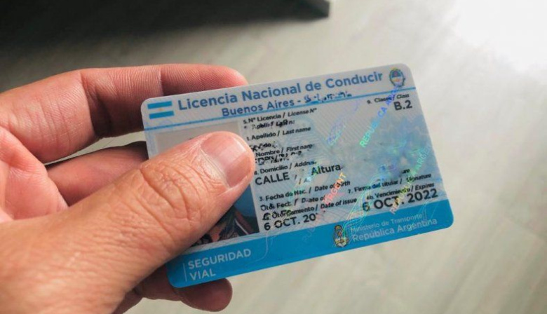 La Provincia suspendió la licencia de un influencer por grabarse en videollamada mientras manejaba