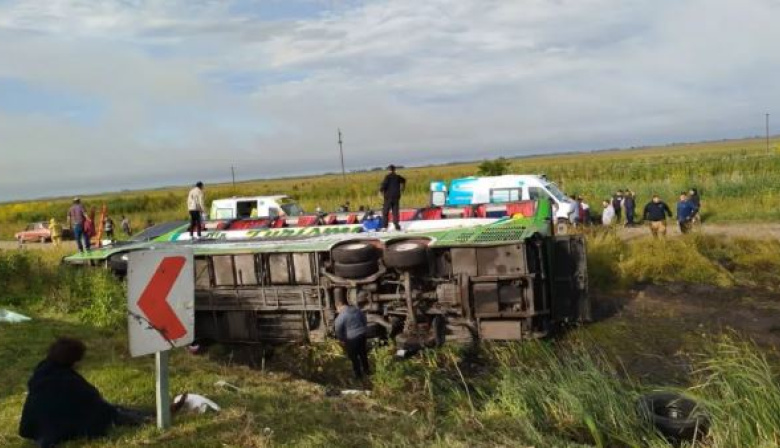 Volcó un micro en la Ruta 2 a la altura de General Pirán: dos muertos