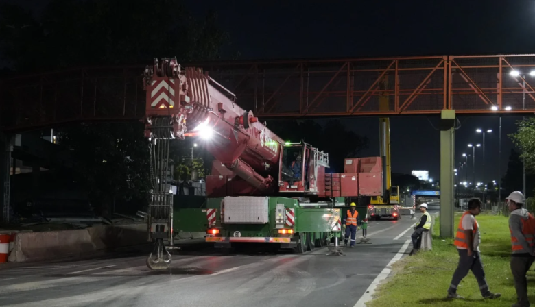Cierran la Autopista Dellepiane por tres noches para instalar un nuevo puente peatonal
