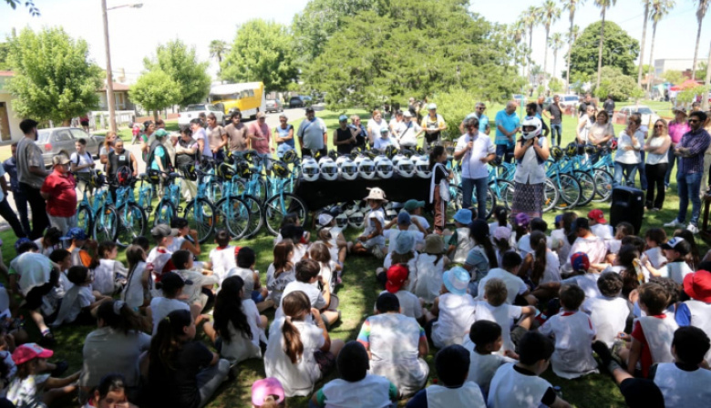 Marinucci entregó PLM, cascos, bicicletas y reforzó la seguridad vial