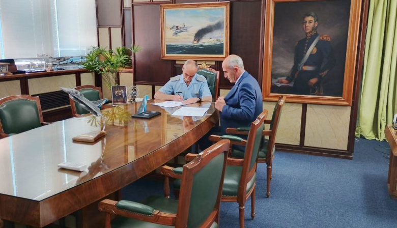 La UNLP y la Fuerza Aérea firmaron un acuerdo para potenciar proyectos de desarrollo aeroespacial