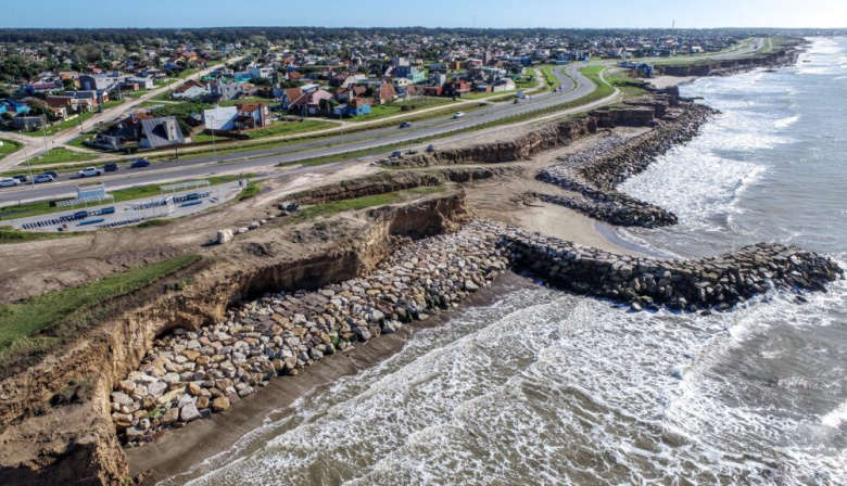 Pehuen Co: construyen una defensa costera para enfrentar el avance del mar