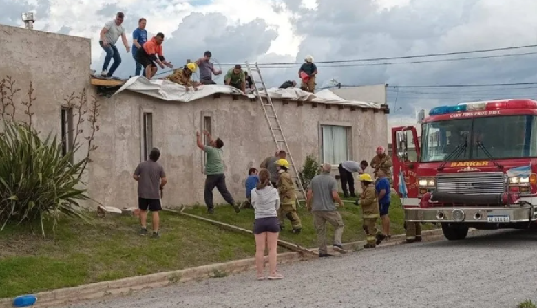 Fuerte temporal en el sur bonaerense: granizo, voladura de techos y calles anegadas