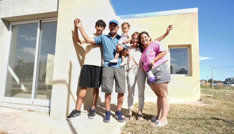 La Provincia entregó 46 viviendas en tres localidades bonaerenses