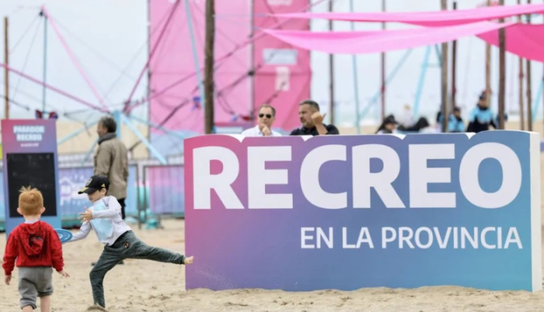 Paradores gratuitos, refuerzos sanitarios y créditos: el plan de Provincia para apuntalar el verano