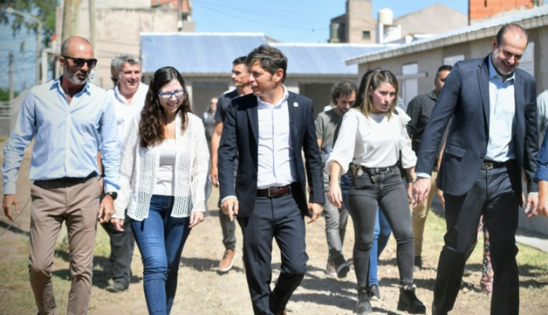 Kicillof encabezó la entrega de 66 viviendas en Tandil