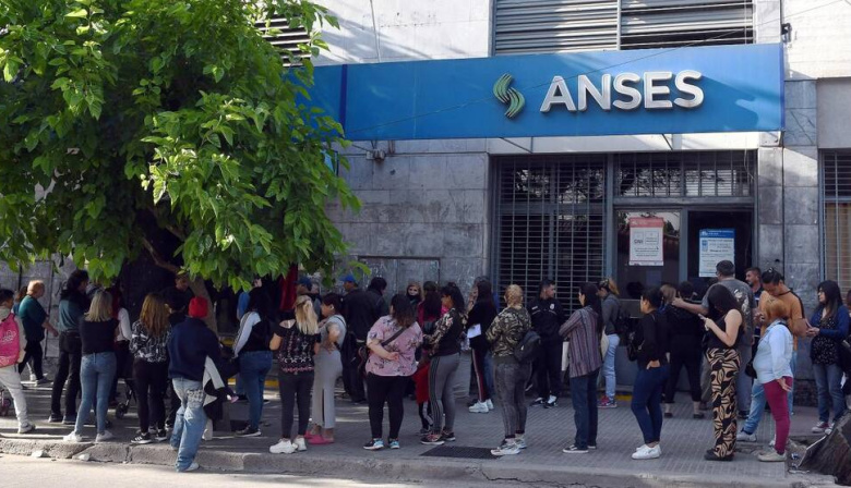Jubilaciones, pensiones y AUH: ANSES confirmó un aumento del 2,4% para enero
