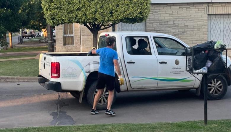 Paro municipal en 9 de Julio: funcionarios salieron a juntar la basura para sostener la recolección