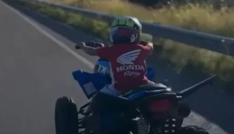 Le sacaron la licencia por hacer que su hijo de 5 años maneje un cuatriciclo en la ruta