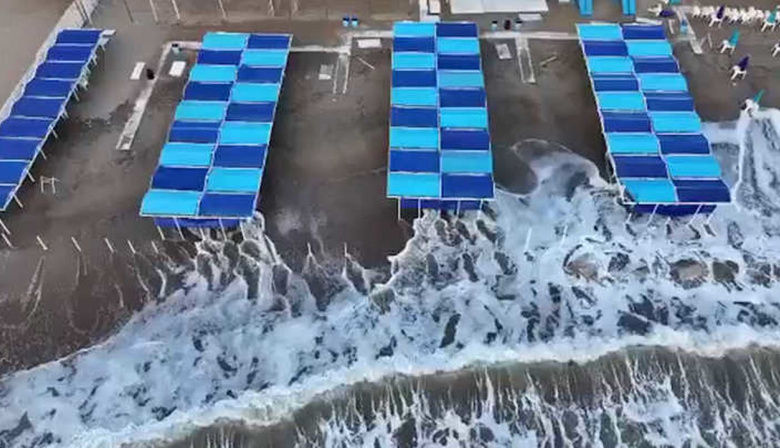 Una fuerte sudestada redujo playas y causó destrozos en la Costa Atlántica bonaerense