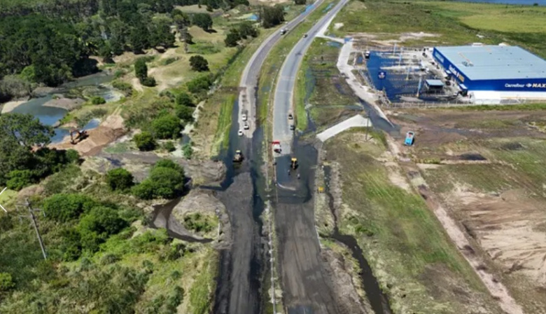 Derrame cloacal obligó a cortar la Ruta 11 y generó largas demoras en Pinamar