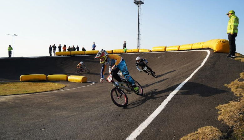 Vicente López lanza clases de skate, BMX y patín carrera junto al río durante el verano