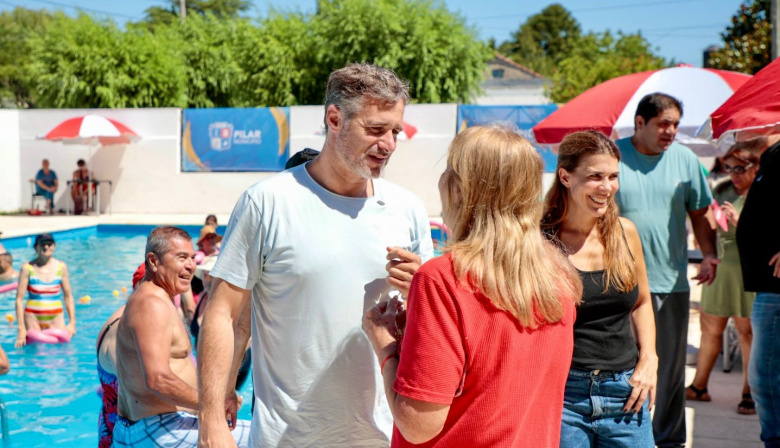 Los adultos mayores viven el verano en los clubes municipales gracias a Pilar al Agua