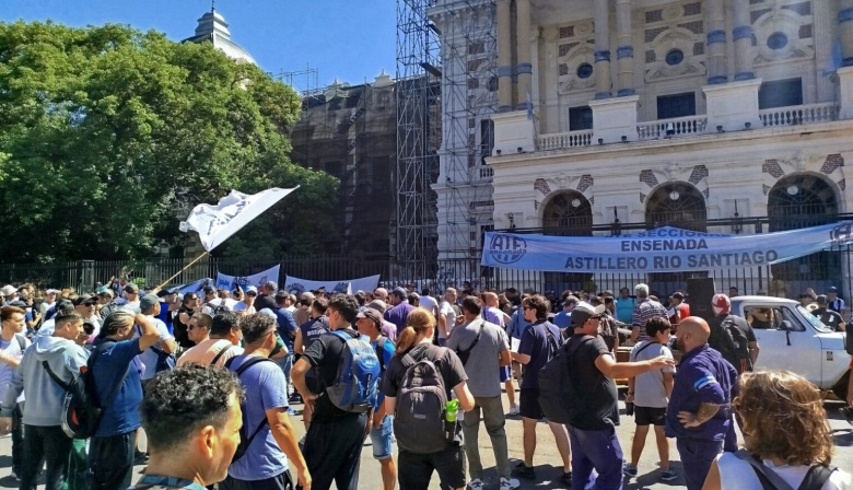Trabajadores del Astillero Río Santiago reclamaron mejoras salariales frente a la Gobernación