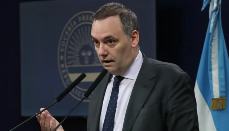 El Gobierno calificó al paro de "extorsivo" y criticó al dueño de Fate por el cierre