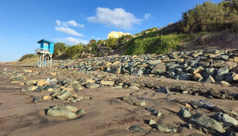 Fuerte sudestada azotó la costa bonaerense: destrozos, rescates y preocupación por la erosión