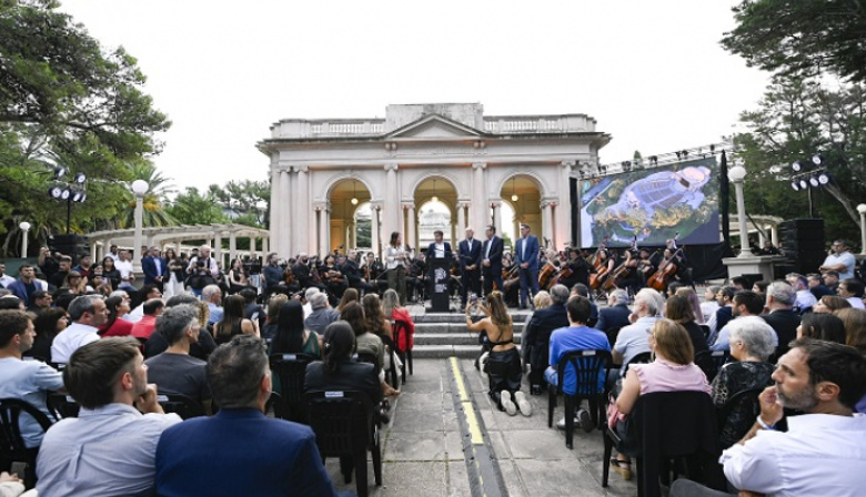Kicillof encabezó el inicio de las obras de restauración del Teatro del Lago