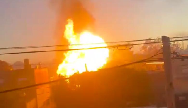 Incendio y explosiones en un depósito de garrafas en Merlo: hay heridos y evacuados