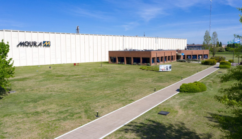 Moura deja de fabricar baterías para camiones en Pilar y recorta personal