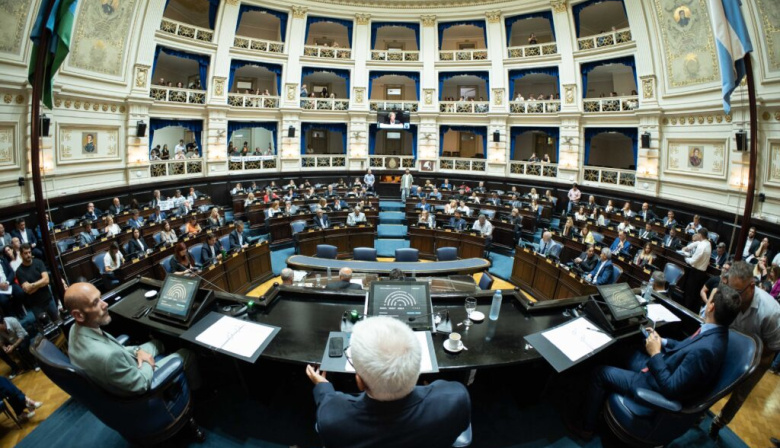 Tensión electoral en PBA: intendentes empujan desdoblamiento y mandatos sin límite