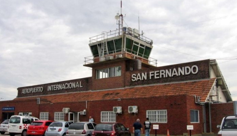 Allanan el aeropuerto de San Fernando por el vuelo de Adorni a Punta del Este