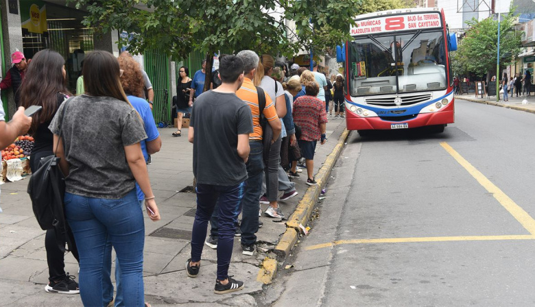 Colectivos del AMBA reducen frecuencias por la suba del gasoil