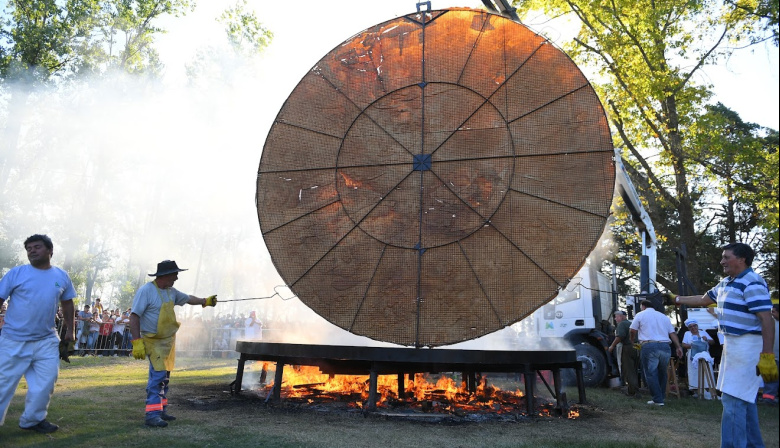 Mercedes se prepara para la Fiesta de la Torta Frita con su clásica versión gigante