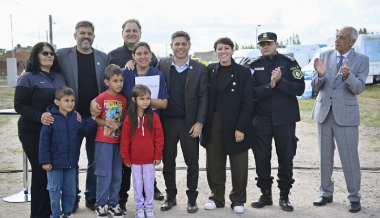 Kicillof entregó viviendas y sumó equipamiento en De la Garma