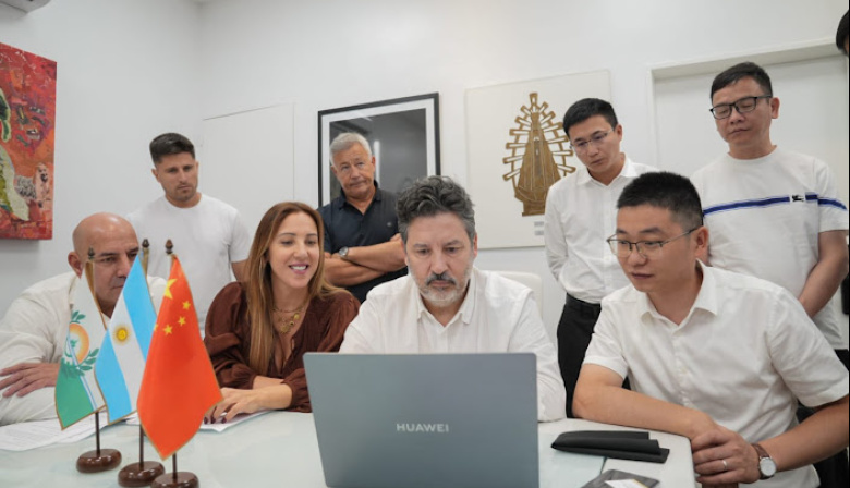 Merlo firmó un acuerdo con una empresa china para instalar un centro logístico