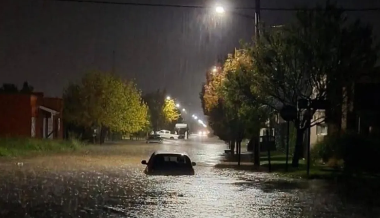 Coronel Suárez sufrió un fuerte temporal con calles inundadas y autos atrapados