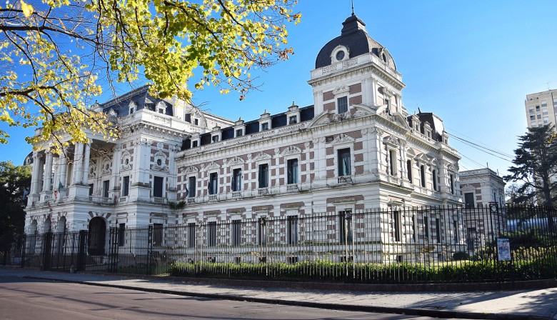 Estatales bonaerenses: la Provincia publicó fechas de cobro con aumento del 2,5%