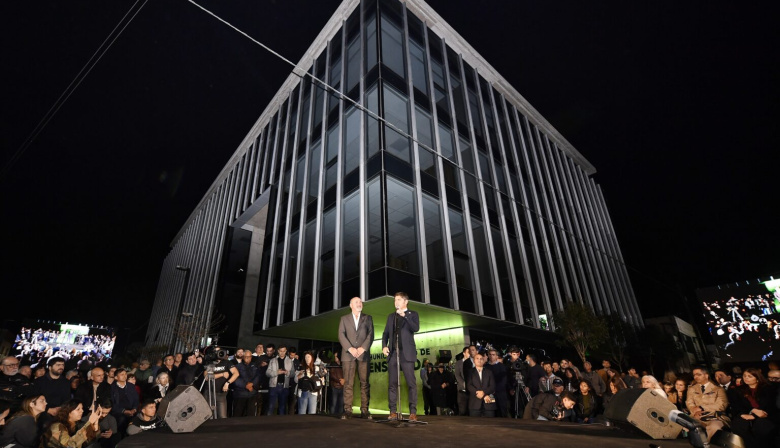 Kicillof y Secco inauguraron el nuevo Palacio Municipal de Ensenada