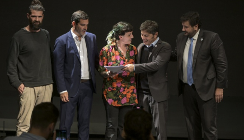 Dolores: Kicillof entregó 299 escrituras y una ambulancia para el sistema de salud