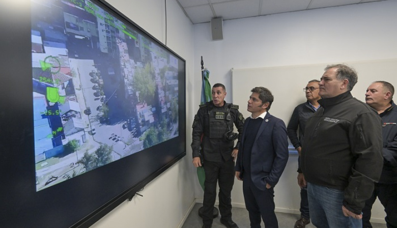 Kicillof monitoreó un megaoperativo en Fuerte Apache con 11 detenidos
