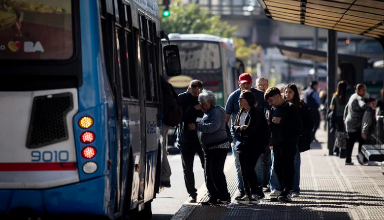 En Provincia, el boleto de colectivo subió 1.545% desde diciembre de 2023