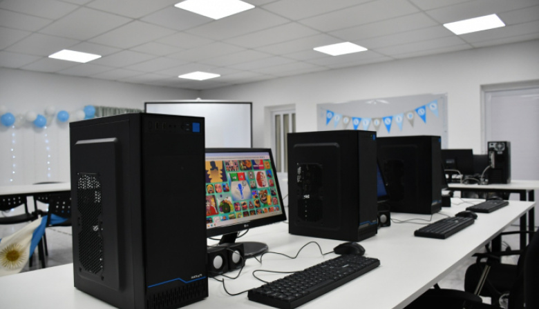 Las Flores presentó un nuevo espacio educativo con acceso libre a herramientas digitales