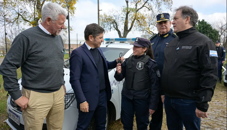 Kicillof irónico con Adorni: "Estoy buscando un pendrive para la provincia"