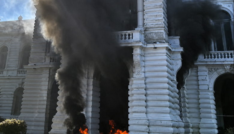 La Plata: la protesta por cooperativistas terminó con fuego en el Palacio Municipal