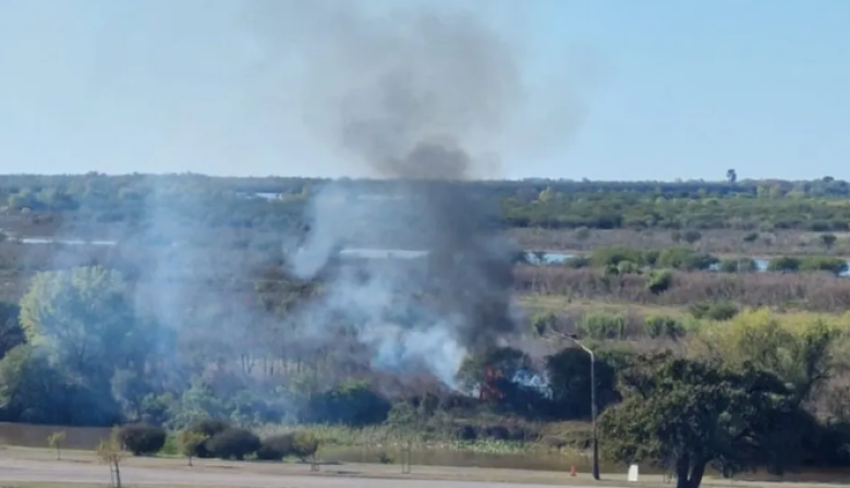 San Nicolás: un nuevo foco de incendio en las islas frente a la ciudad
