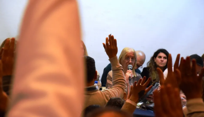 Docentes y estatales aceptaron un aumento salarial del 7% en dos tramos