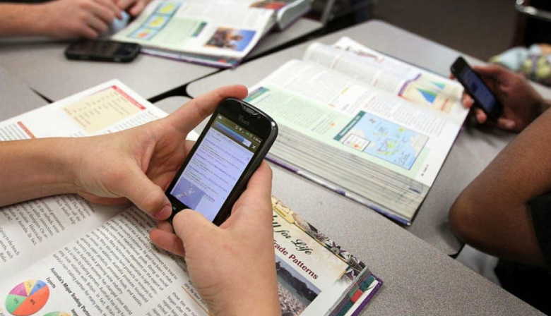 El 10% de los colegios privados ya limitan o prohíben el uso de celulares